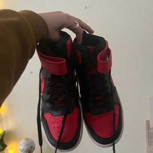 Nike Velcro high top sneakers! Size 5.5 boys and 7 in women’s!